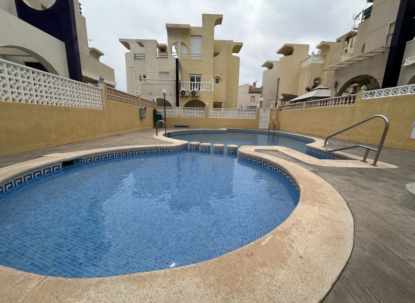 Casa de 2 habitaciones en Torrevieja en venta con piscina - 189.900 € (Ref: 9662191)