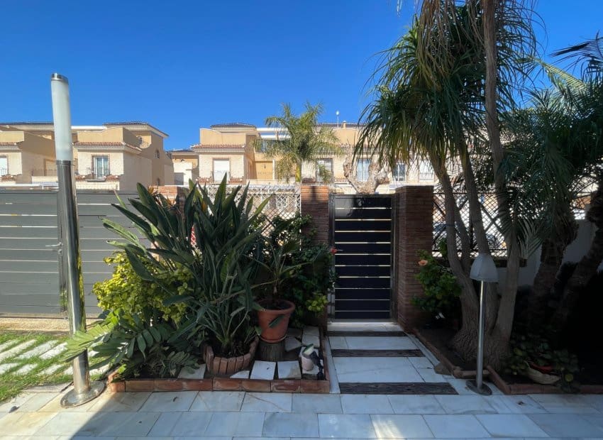 4 makuuhuone Omakotitalo myytävänä paikassa El Mojon - 460 000 € (Ref: 9665426)