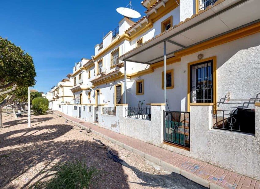 3 bedroom Townhouse for sale in Aguas Nuevas with pool - € 249,900 (Ref: 9667107)