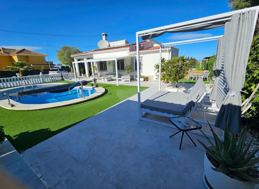 4 bedroom Villa for sale in San Fulgencio with pool - € 520,000 (Ref: 9680612)