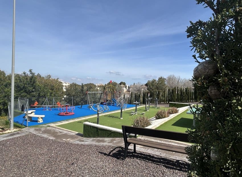 2 bedroom Apartment for sale in Torrevieja with pool - € 148,000 (Ref: 9683232)