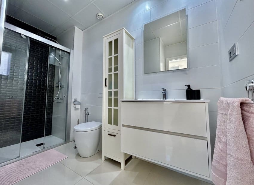 Chalet de 3 habitaciones en Villamartin en venta con piscina - 550.000 € (Ref: 9696687)