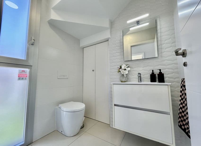 Chalet de 3 habitaciones en Villamartin en venta con piscina - 550.000 € (Ref: 9696687)