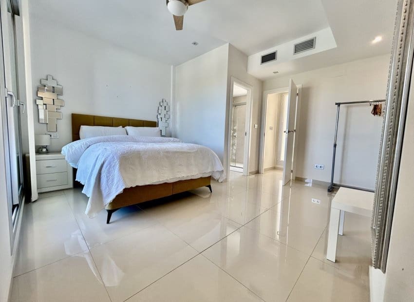 Chalet de 3 habitaciones en Villamartin en venta con piscina - 550.000 € (Ref: 9696687)