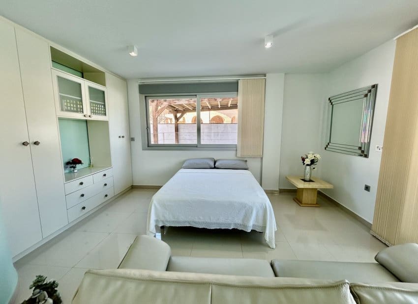 Chalet de 3 habitaciones en Villamartin en venta con piscina - 550.000 € (Ref: 9696687)