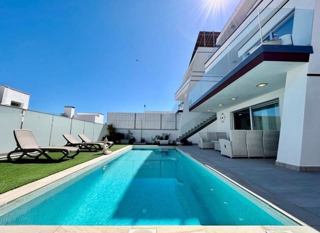 Chalet de 3 habitaciones en Villamartin, Orihuela en venta con piscina - 550.000 € (Ref: 9696687)