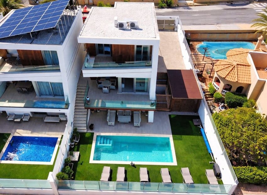 Chalet de 3 habitaciones en Villamartin en venta con piscina - 550.000 € (Ref: 9696687)