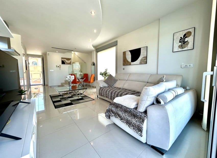 Chalet de 3 habitaciones en Villamartin en venta con piscina - 550.000 € (Ref: 9696687)