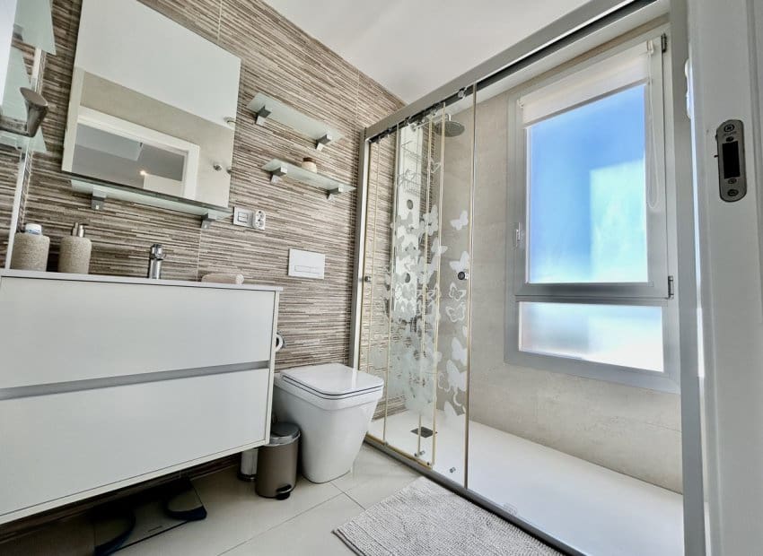 Chalet de 3 habitaciones en Villamartin en venta con piscina - 550.000 € (Ref: 9696687)