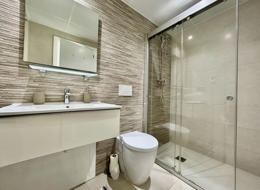 Chalet de 3 habitaciones en Villamartin en venta con piscina - 550.000 € (Ref: 9696687)