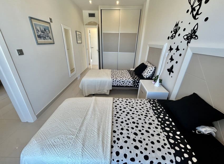 Chalet de 3 habitaciones en Villamartin en venta con piscina - 550.000 € (Ref: 9696687)