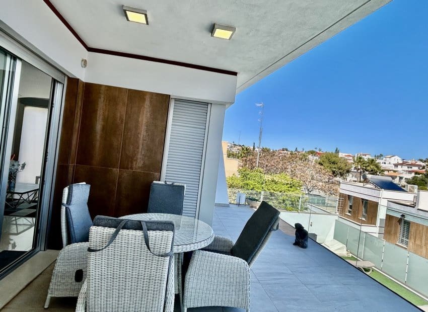 Chalet de 3 habitaciones en Villamartin en venta con piscina - 550.000 € (Ref: 9696687)