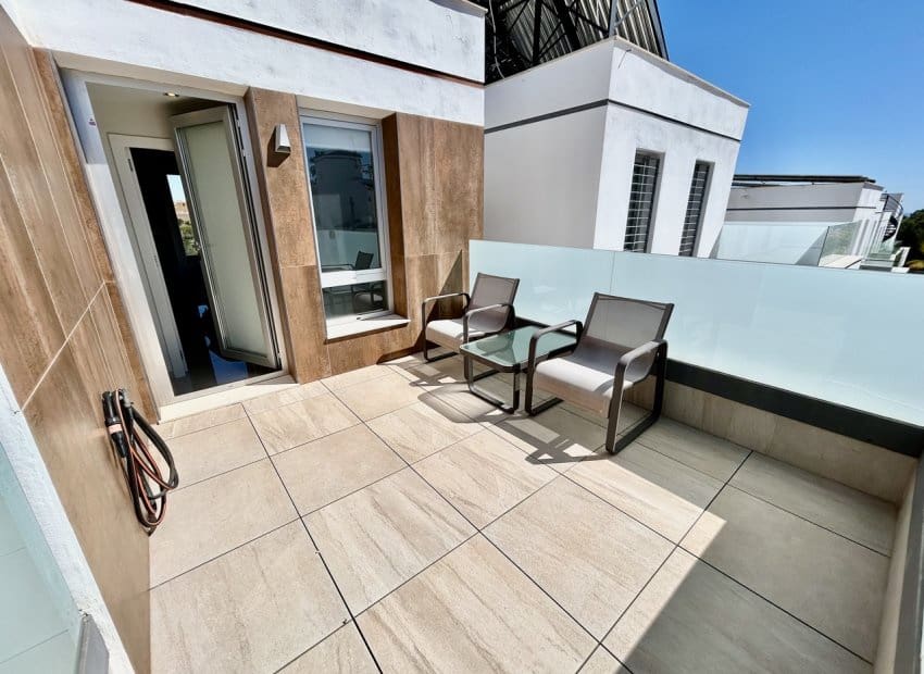 Chalet de 3 habitaciones en Villamartin en venta con piscina - 550.000 € (Ref: 9696687)