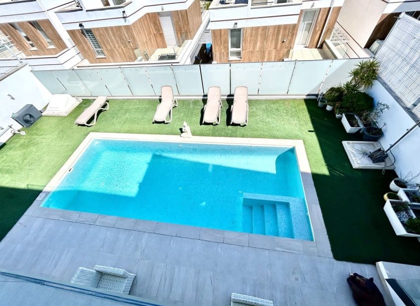 Chalet de 3 habitaciones en Villamartin en venta con piscina - 550.000 € (Ref: 9696687)