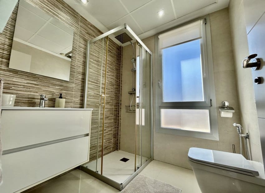 Chalet de 3 habitaciones en Villamartin en venta con piscina - 550.000 € (Ref: 9696687)