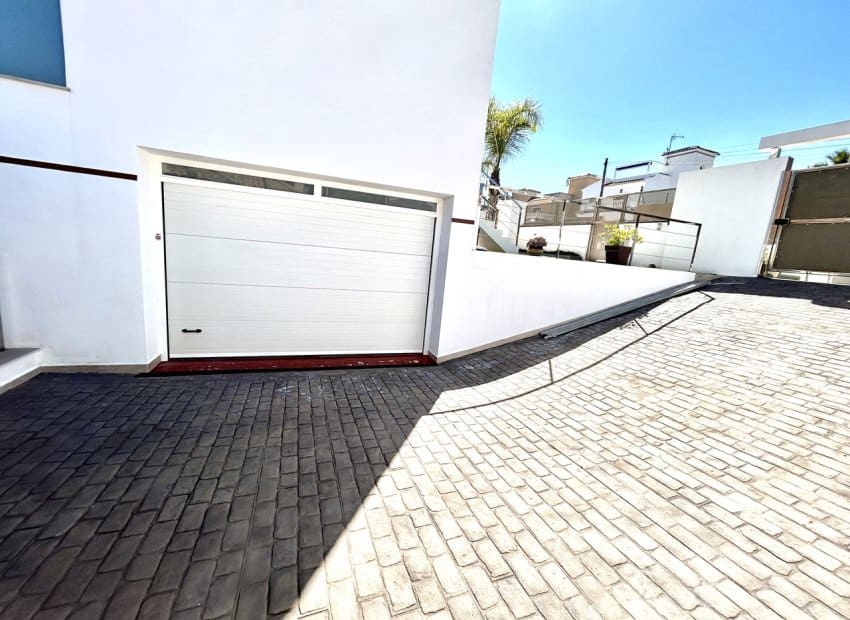 Chalet de 3 habitaciones en Villamartin en venta con piscina - 550.000 € (Ref: 9696687)