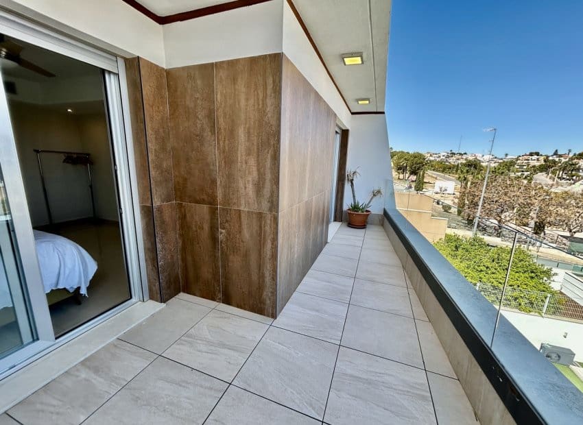 Chalet de 3 habitaciones en Villamartin en venta con piscina - 550.000 € (Ref: 9696687)