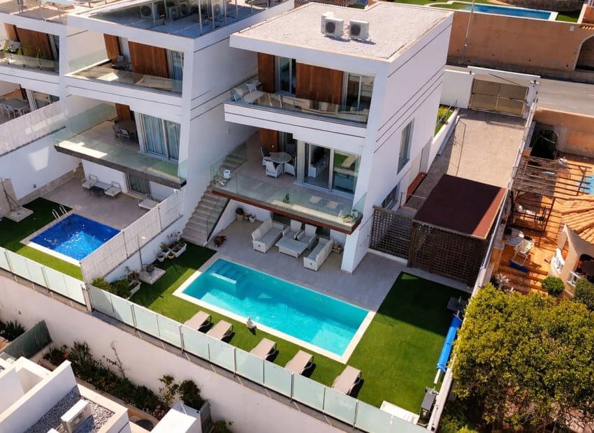 Chalet de 3 habitaciones en Villamartin en venta con piscina - 550.000 € (Ref: 9696687)