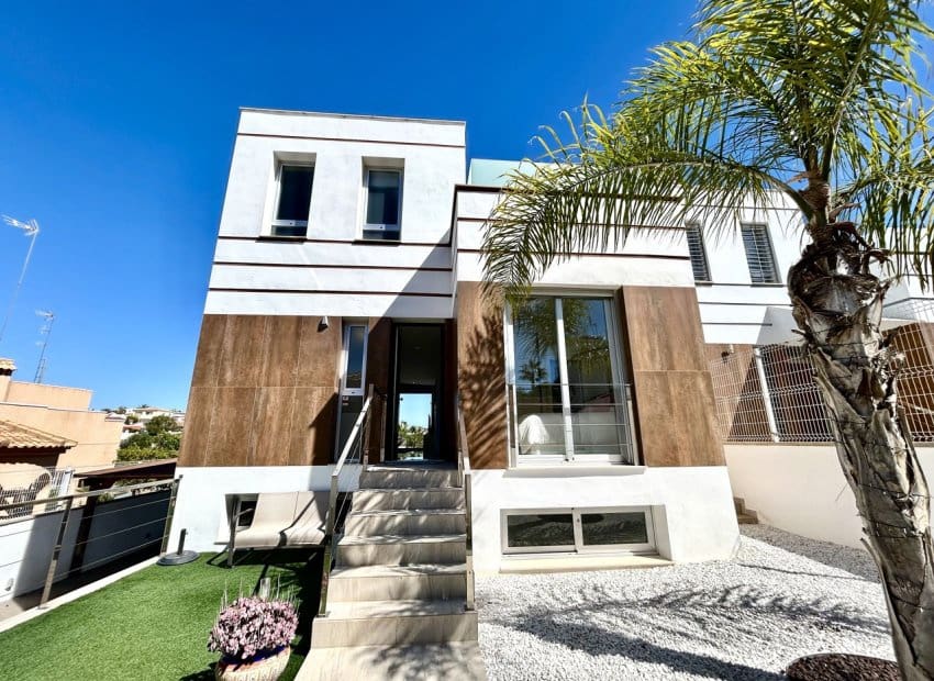 Chalet de 3 habitaciones en Villamartin en venta con piscina - 550.000 € (Ref: 9696687)