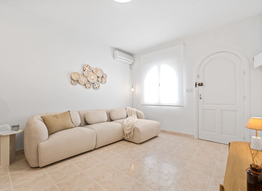 2 bedroom Townhouse for sale in Alicante / Alacant city with pool - € 205,000 (Ref: 9705909)