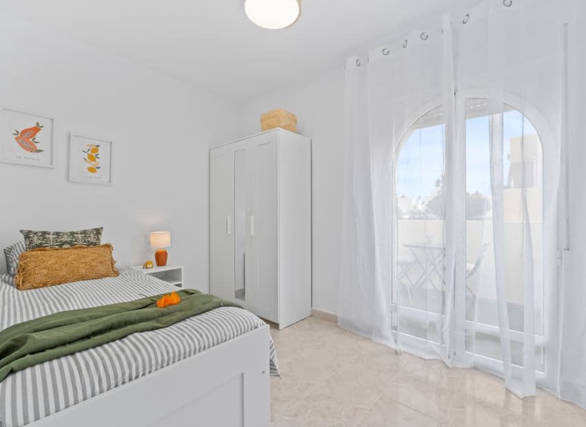 2 bedroom Townhouse for sale in Alicante / Alacant city with pool - € 205,000 (Ref: 9705909)