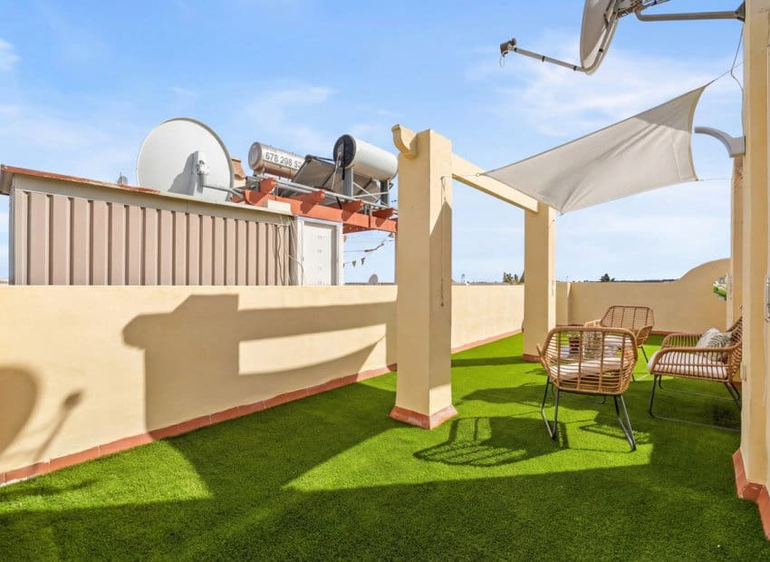 2 bedroom Townhouse for sale in Alicante / Alacant city with pool - € 205,000 (Ref: 9705909)