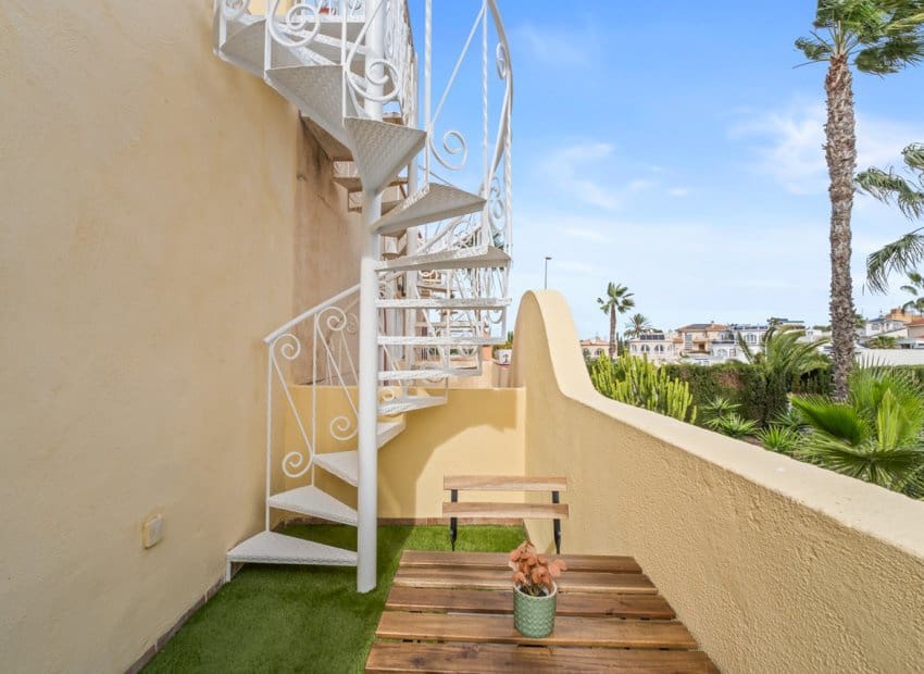 2 bedroom Townhouse for sale in Alicante / Alacant city with pool - € 205,000 (Ref: 9705909)