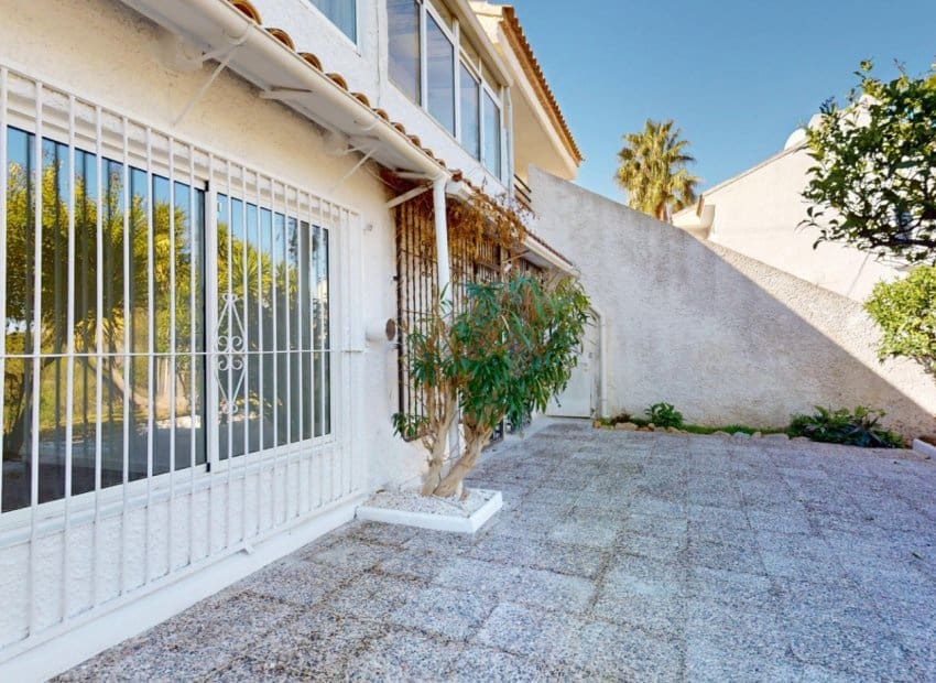 Apartamento de 2 habitaciones en Villamartin en venta - 225.000 € (Ref: 9715378)