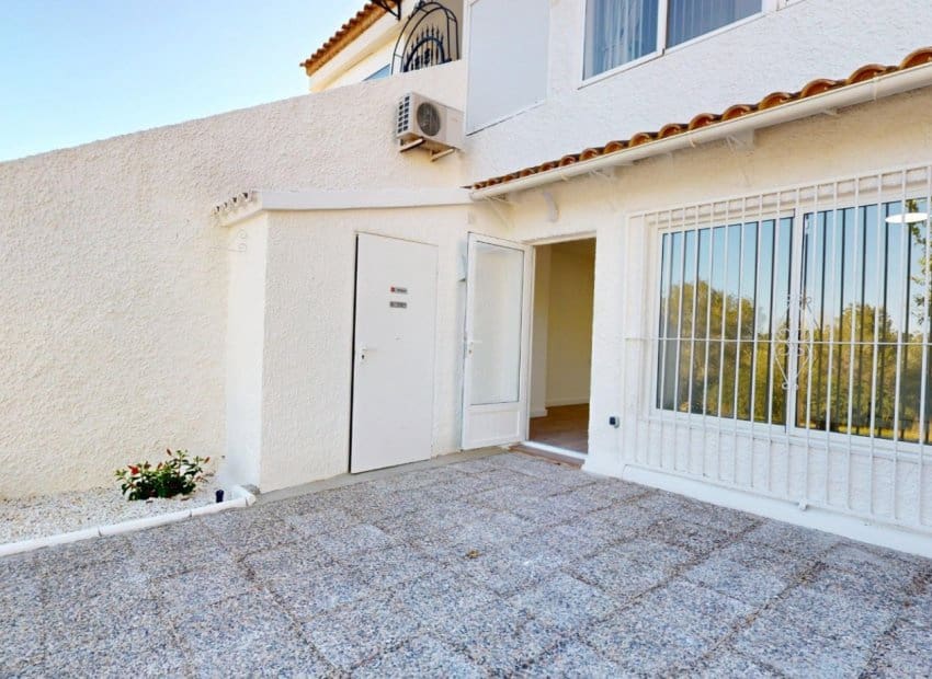 Apartamento de 2 habitaciones en Villamartin en venta - 225.000 € (Ref: 9715378)