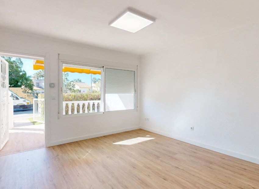 Apartamento de 2 habitaciones en Villamartin en venta - 225.000 € (Ref: 9715378)