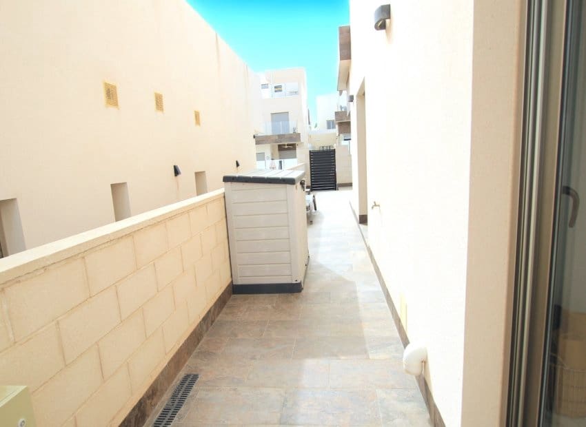 3 makuuhuone Huvila myytävänä paikassa Villamartin mukana uima-altaan - 365 000 € (Ref: 9729478)