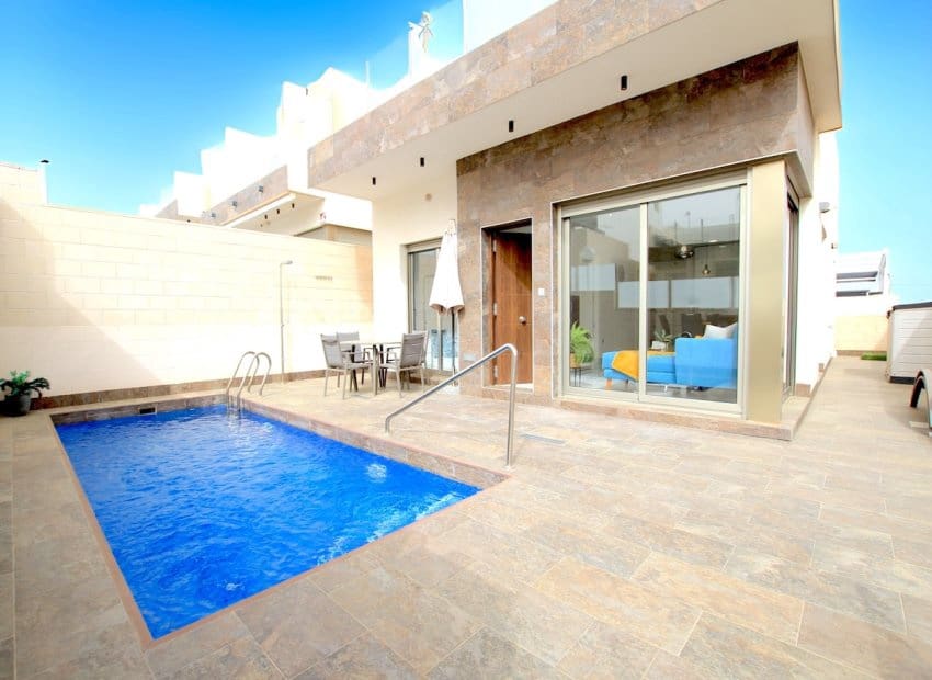 3 makuuhuone Huvila myytävänä paikassa Villamartin mukana uima-altaan - 365 000 € (Ref: 9729478)