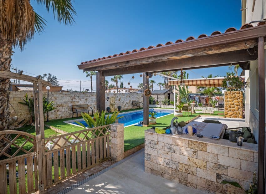 4 soveværelse Finca/Landehus til salg i La Hoya med swimmingpool - € 450.000 (Ref: 9729486)