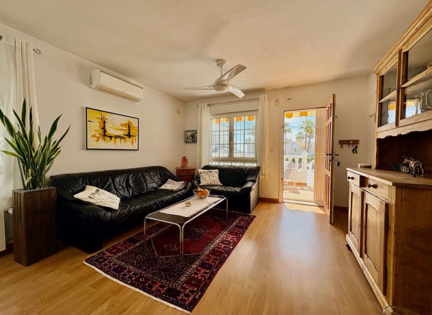 3 sovrum Villa till salu i Villamartin med pool - 289 000 € (Ref: 9733423)