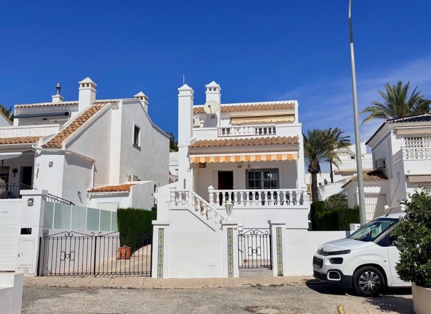 3 sovrum Villa till salu i Villamartin med pool - 289 000 € (Ref: 9733423)