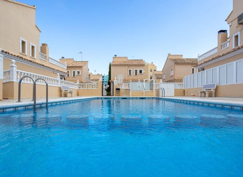 Chalet de 2 habitaciones en Guardamar del Segura en venta con piscina - 299.900 € (Ref: 9739156)