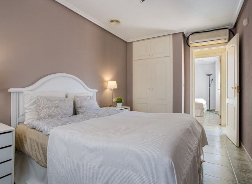 Chalet de 2 habitaciones en Guardamar del Segura en venta con piscina - 299.900 € (Ref: 9739156)