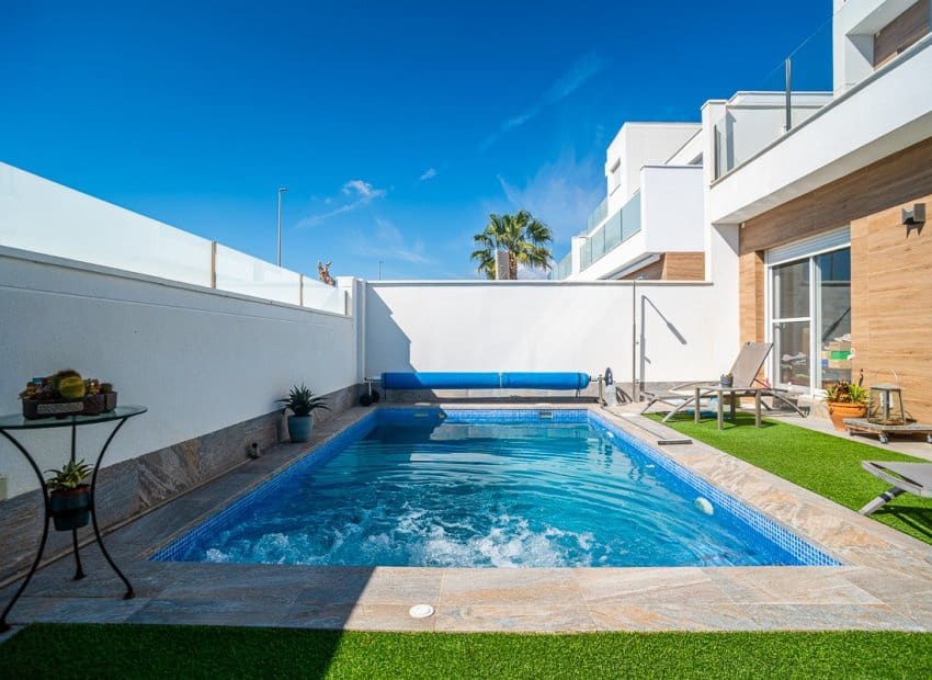 Chalet de 3 habitaciones en Pilar de la Horadada en venta - 450.000 € (Ref: 9747375)