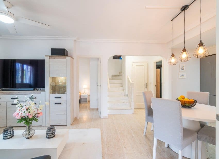 3 makuuhuone Huvila myytävänä paikassa Orihuela Costa mukana uima-altaan - 279 000 € (Ref: 9747380)