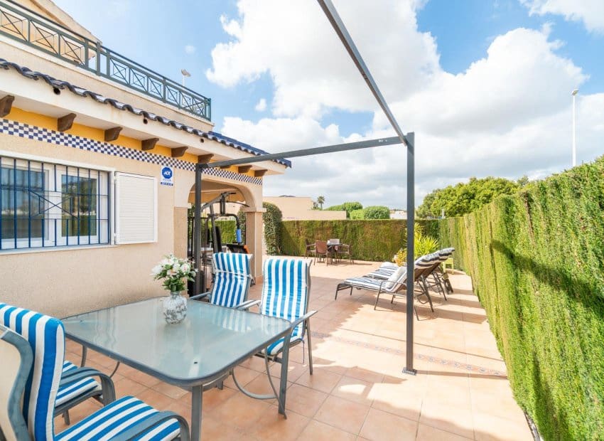 3 makuuhuone Huvila myytävänä paikassa Orihuela Costa mukana uima-altaan - 279 000 € (Ref: 9747380)