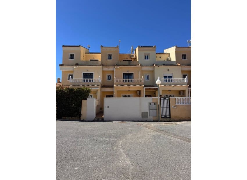 3 soveværelse Byhus til salg i Campoamor med swimmingpool - € 229.995 (Ref: 9761591)