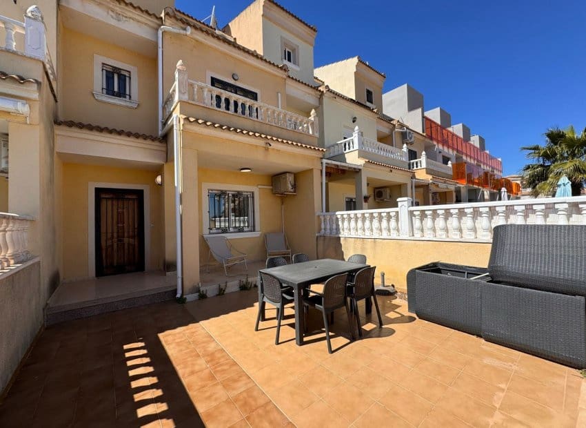 3 soveværelse Byhus til salg i Campoamor med swimmingpool - € 229.995 (Ref: 9761591)