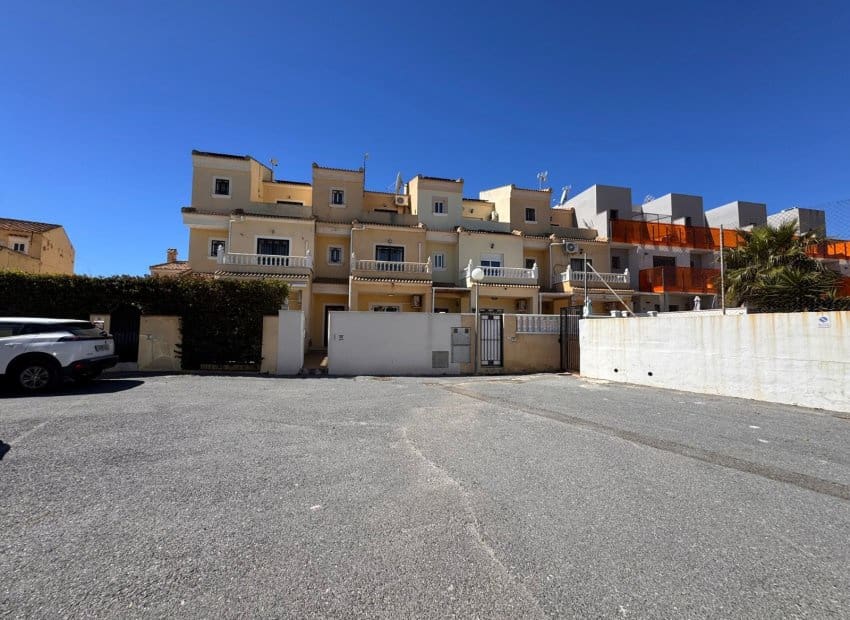 3 soveværelse Byhus til salg i Campoamor med swimmingpool - € 229.995 (Ref: 9761591)