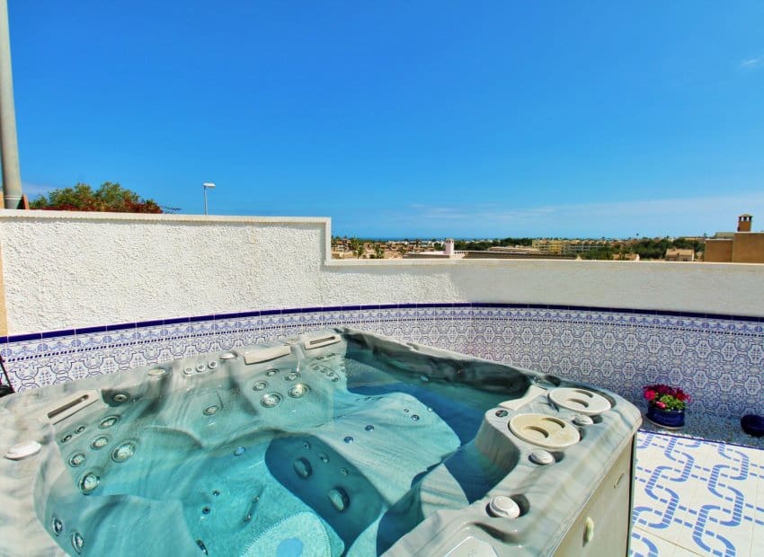 Chalet de 3 habitaciones en Orihuela Costa en venta con piscina - 499.000 € (Ref: 9769017)