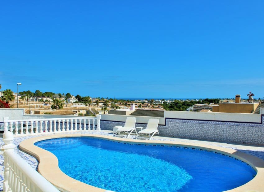 Chalet de 3 habitaciones en Orihuela Costa en venta con piscina - 499.000 € (Ref: 9769017)