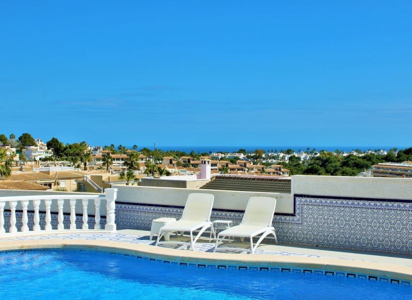 Chalet de 3 habitaciones en Orihuela Costa en venta con piscina - 499.000 € (Ref: 9769017)