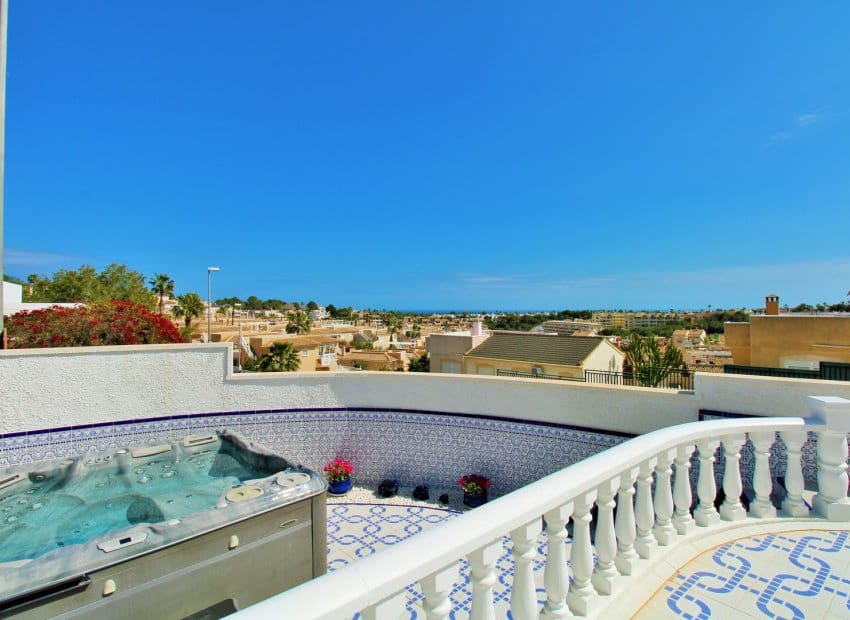 Chalet de 3 habitaciones en Orihuela Costa en venta con piscina - 499.000 € (Ref: 9769017)