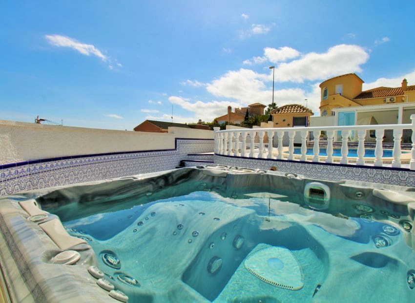 Chalet de 3 habitaciones en Orihuela Costa en venta con piscina - 499.000 € (Ref: 9769017)