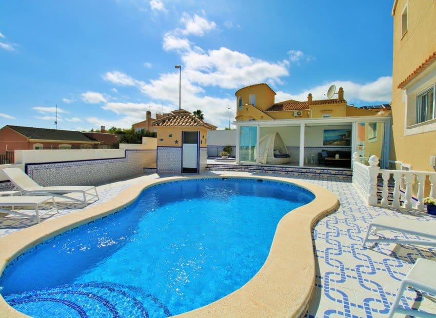 Chalet de 3 habitaciones en Orihuela Costa en venta con piscina - 499.000 € (Ref: 9769017)