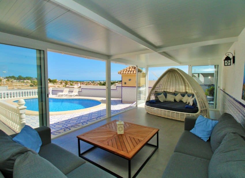 Chalet de 3 habitaciones en Orihuela Costa en venta con piscina - 499.000 € (Ref: 9769017)